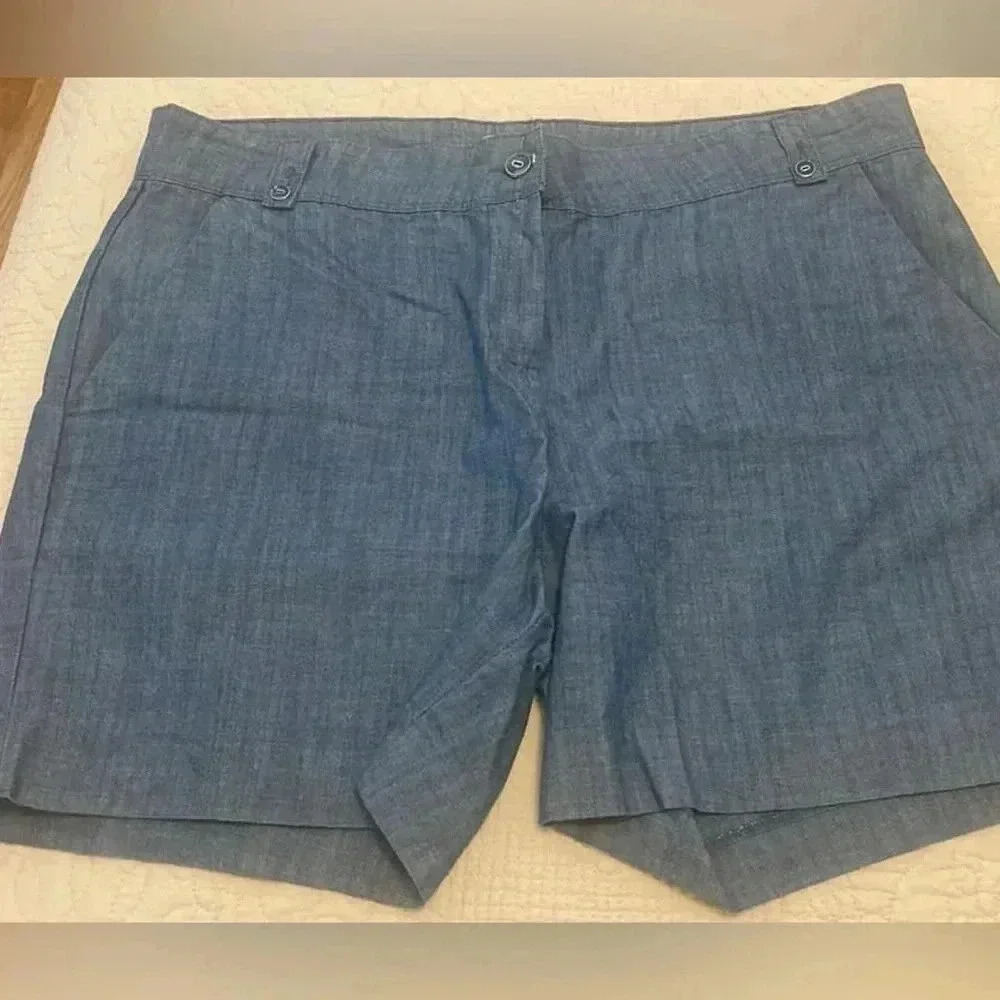 Issac mizrahi brand lightweight denim shorts in size 16